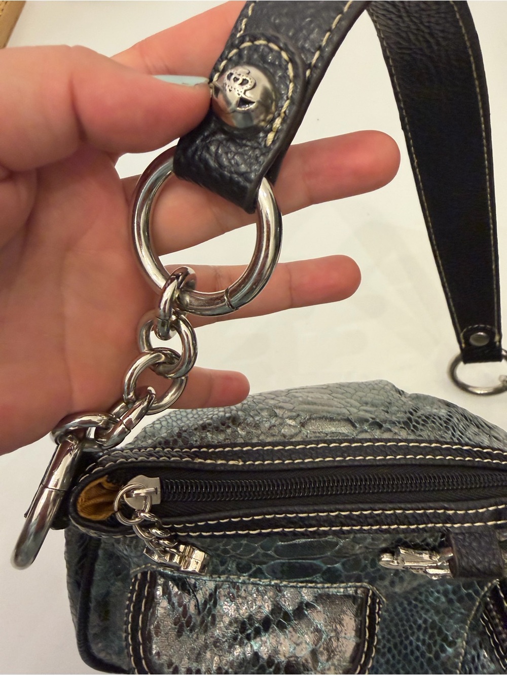 ✨ Kathy Van Zeeland Y2K Metallic Snakeskin Shoulder Bag ✨ - Picture 3 of 8